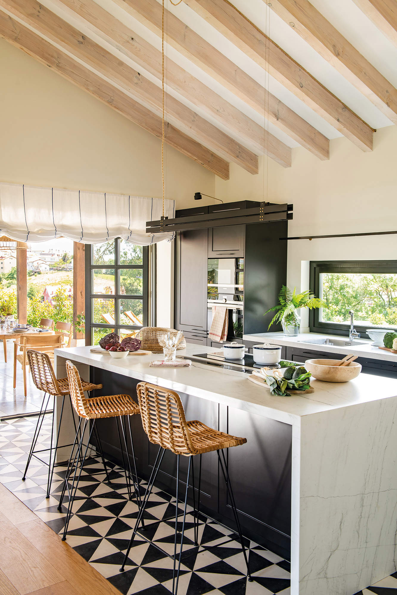 Cocina bonita con isla y muebles en blanco y negro