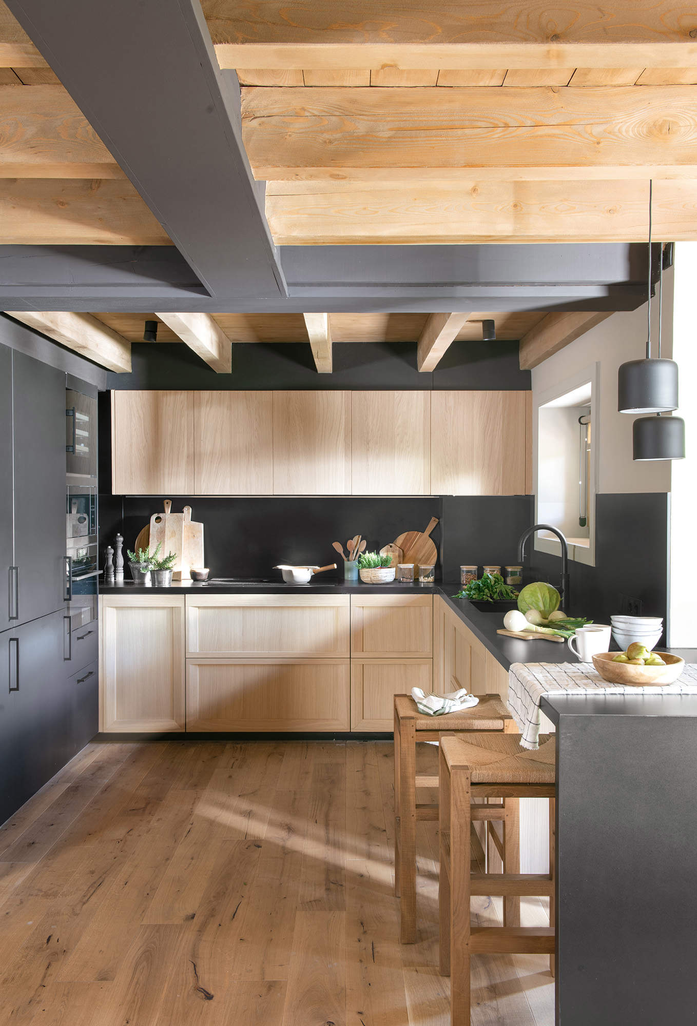 Cocina bonita con muebles en madera natural y gris oscuro