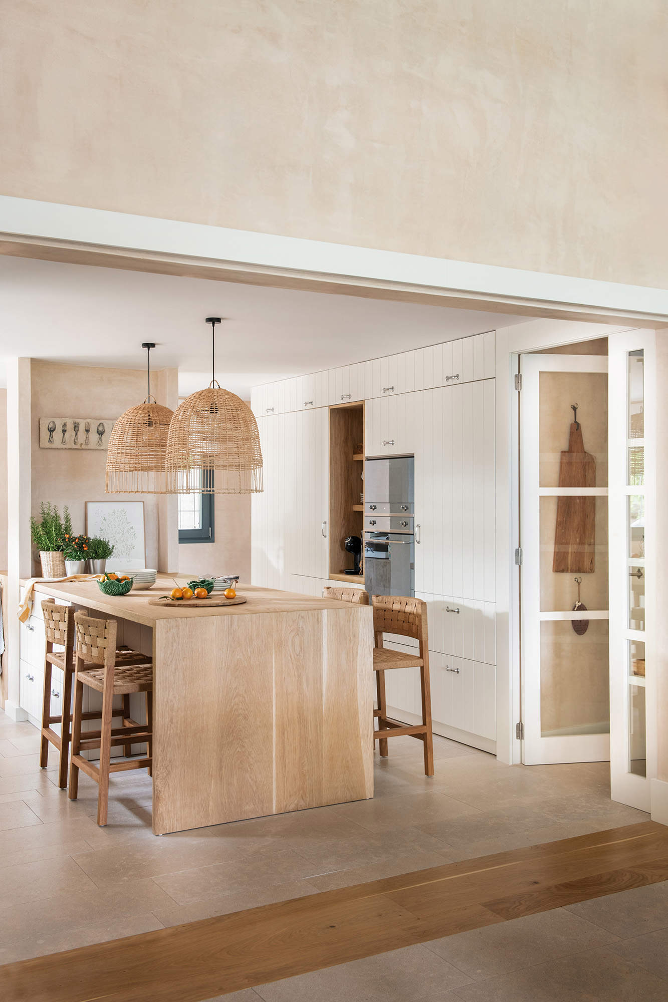 Cocina con muebles en blanco y madera