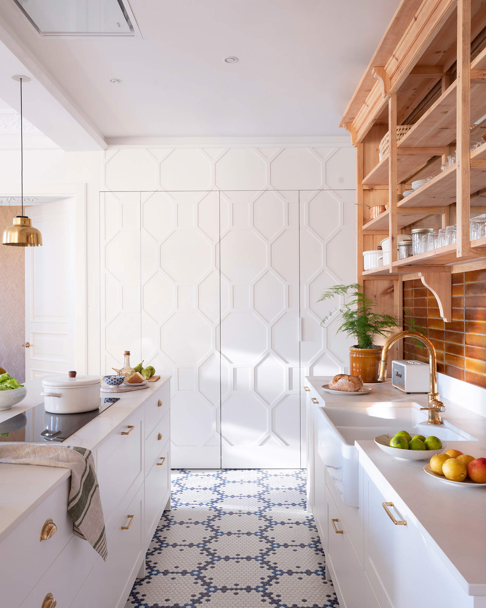 Cocina pequeña abierta con muebles en blanco y estilo tradicional 