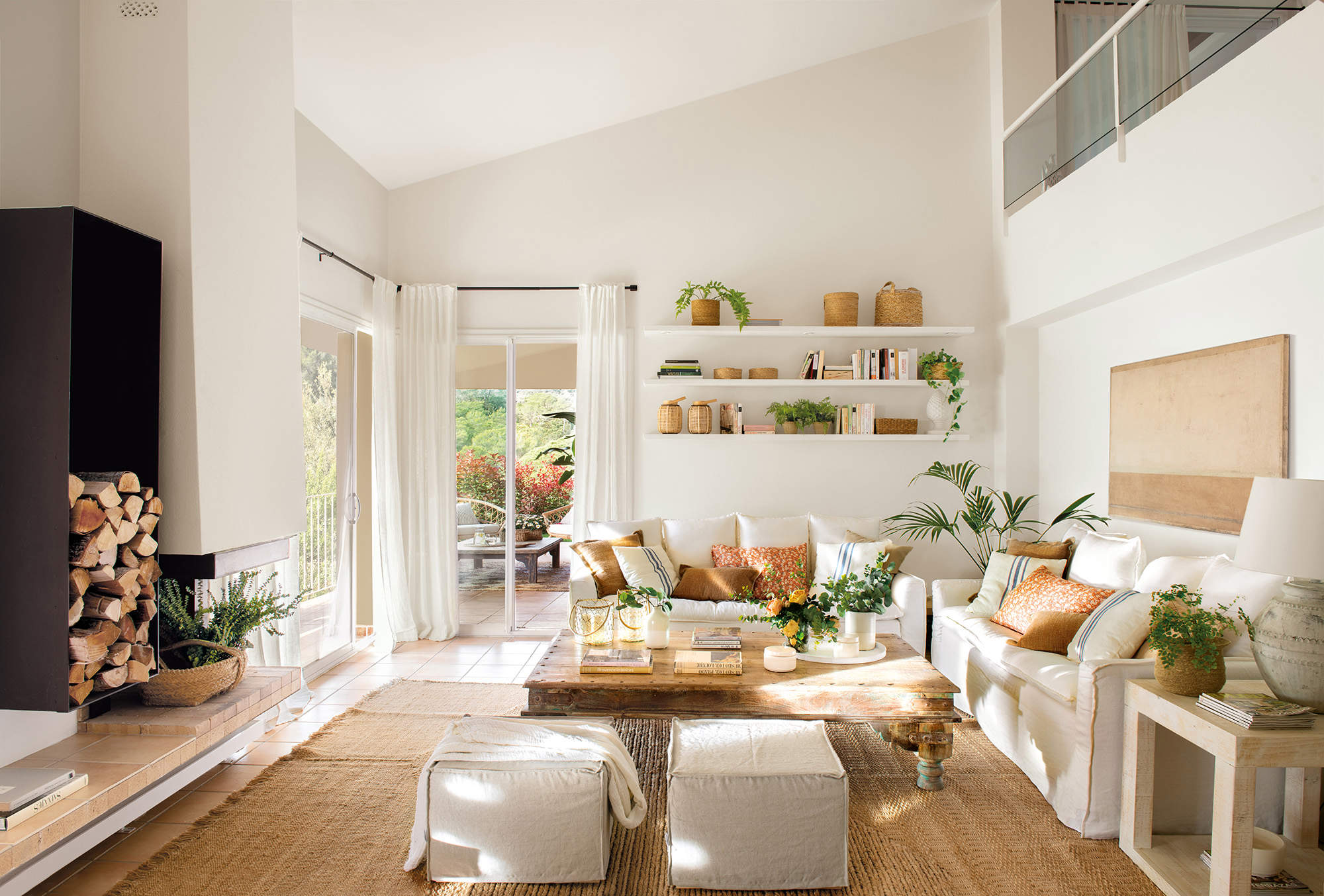 Salón bonito con sofás en blanco