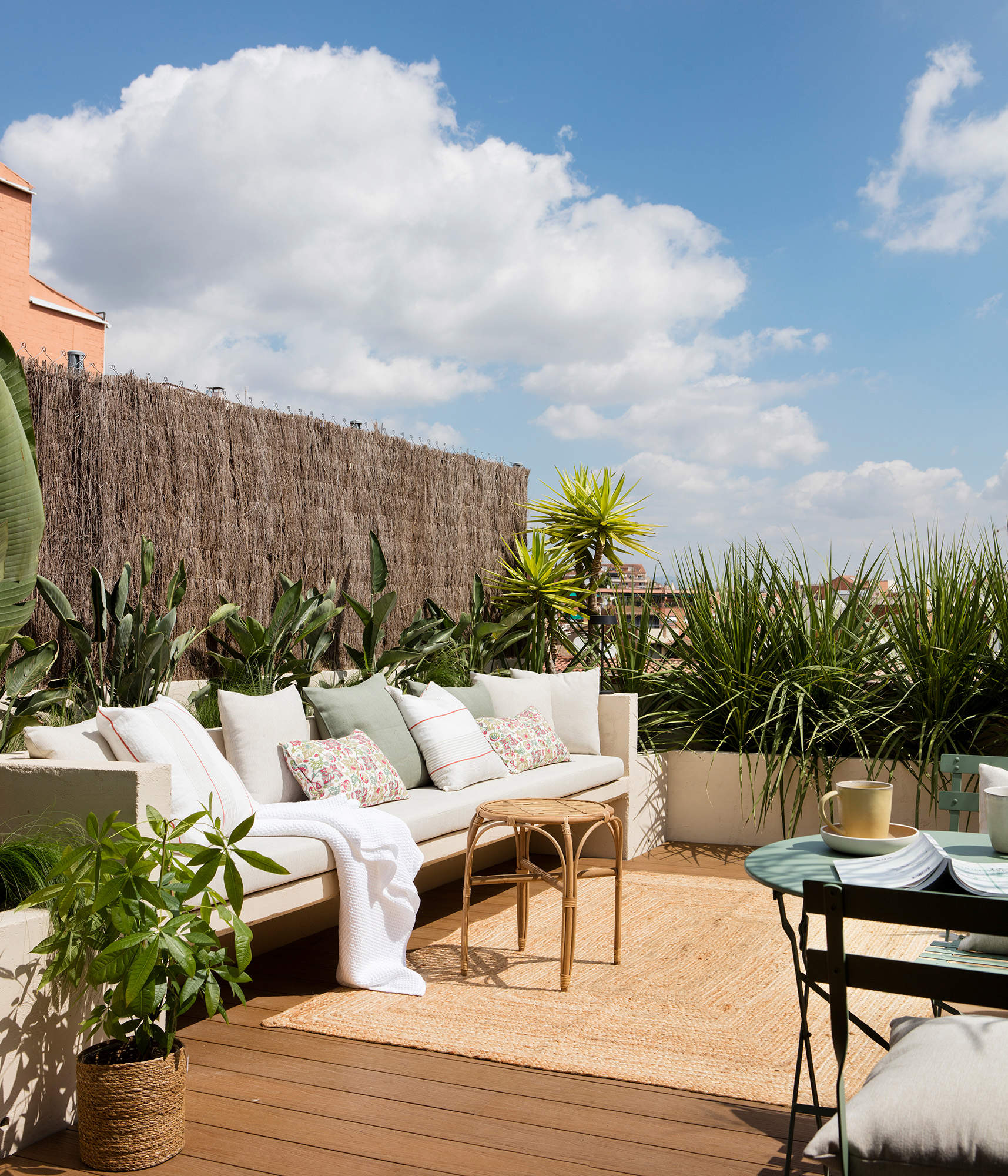 Terraza con plantas y alfombra de fibra vegetal 