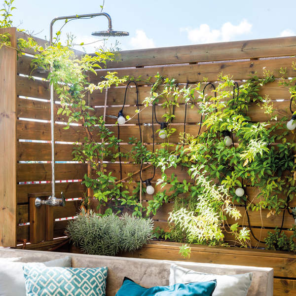 NO a las piscinas pequeñas: 6 duchas de exterior perfectas para terrazas, balcones y jardines 
