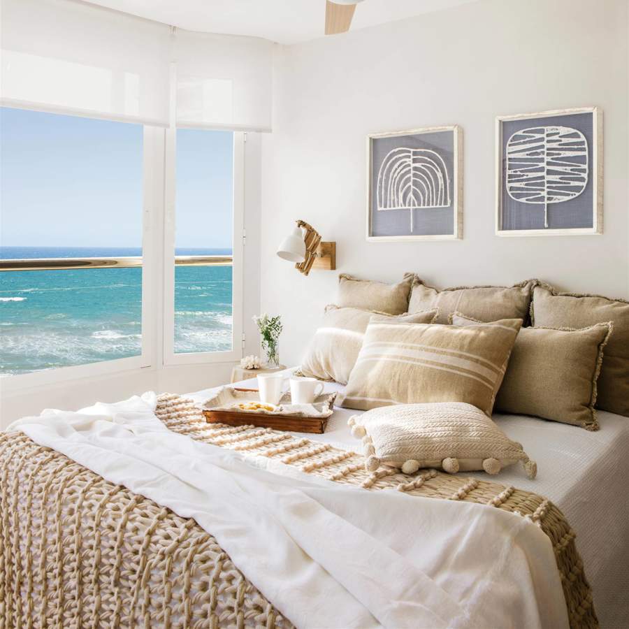 00542222 dormitorio blanco azul beige vistas mar veraniego marinero