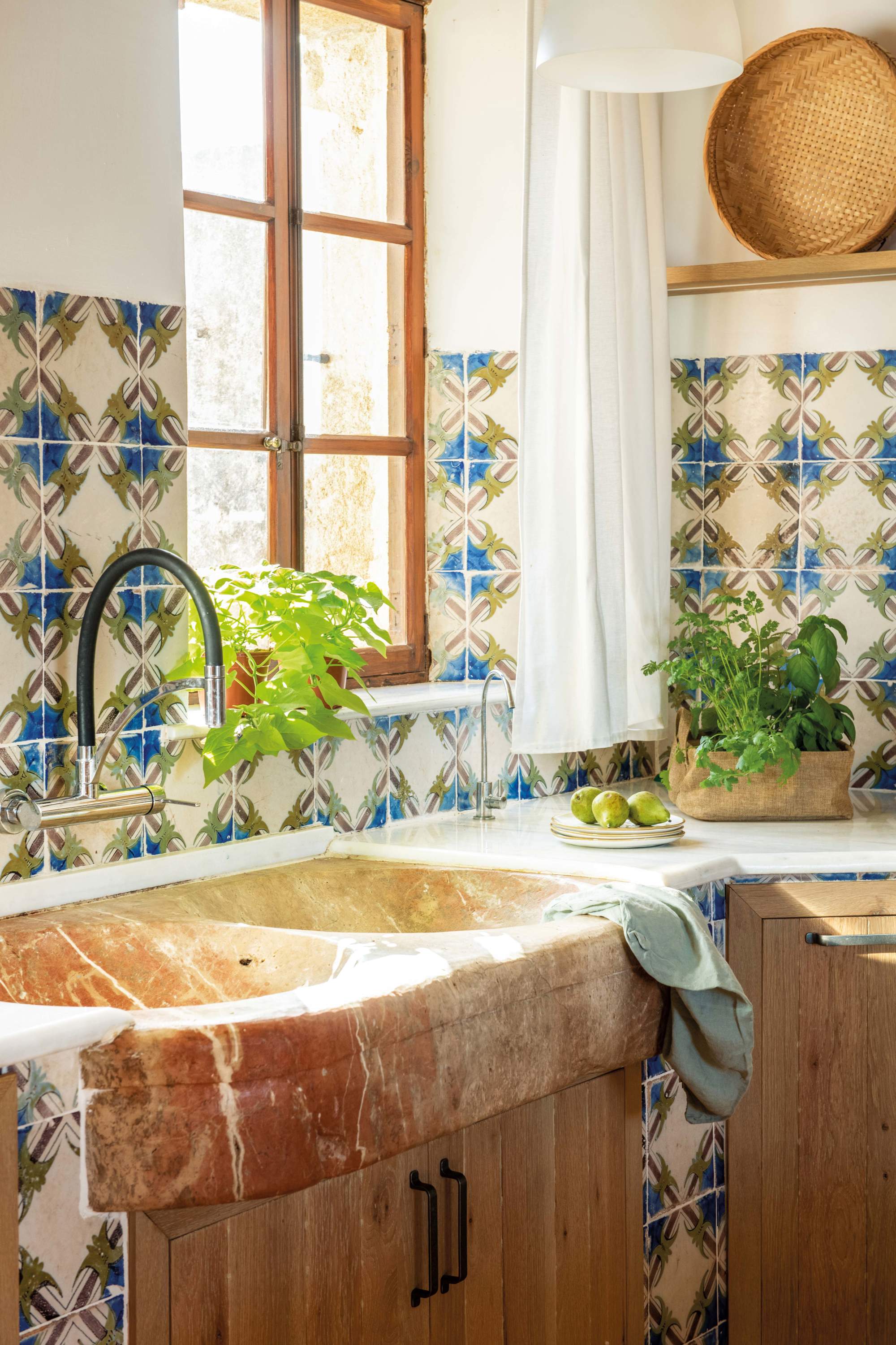 Detalle de cocina con fregadero de mármol y azulejos de colores