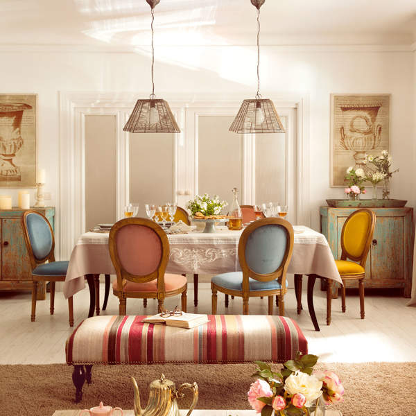 Comedor clásico con sillas tapizadas de colores azul, rojo y mostaza