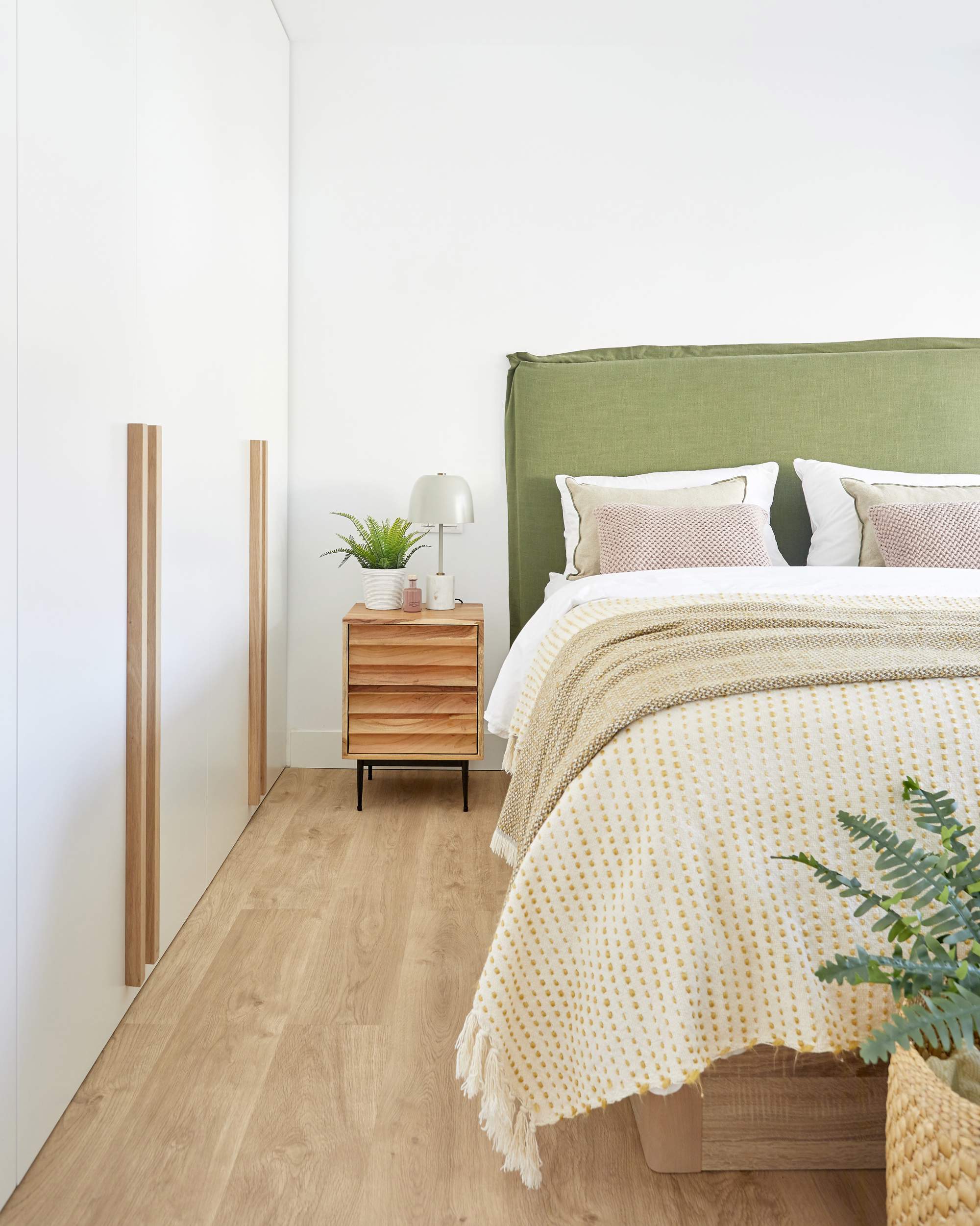 dormitorio blanco madera cabecero verde 