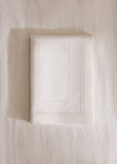 Detalle de servilleta de lino con doble vainica.
