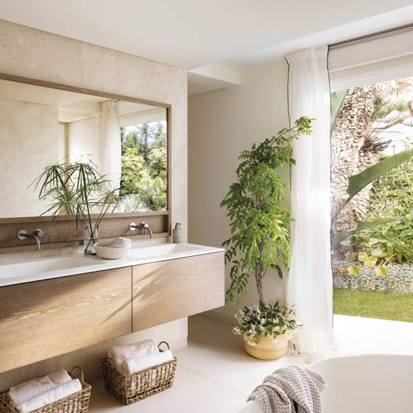 baño moderno mueble madera cestas bañera plantas ventana jardín00565106 