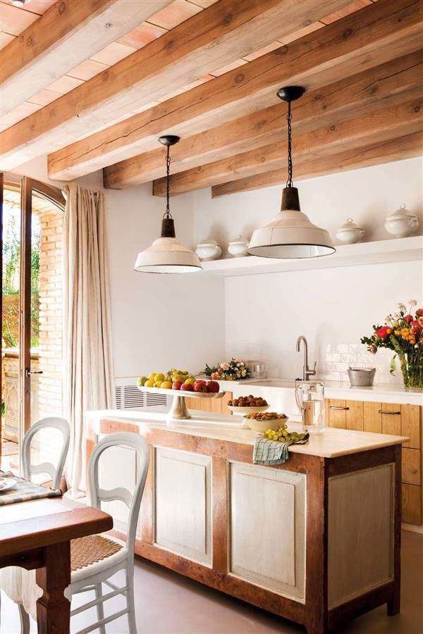 Blanco y madera para una cocina con encanto