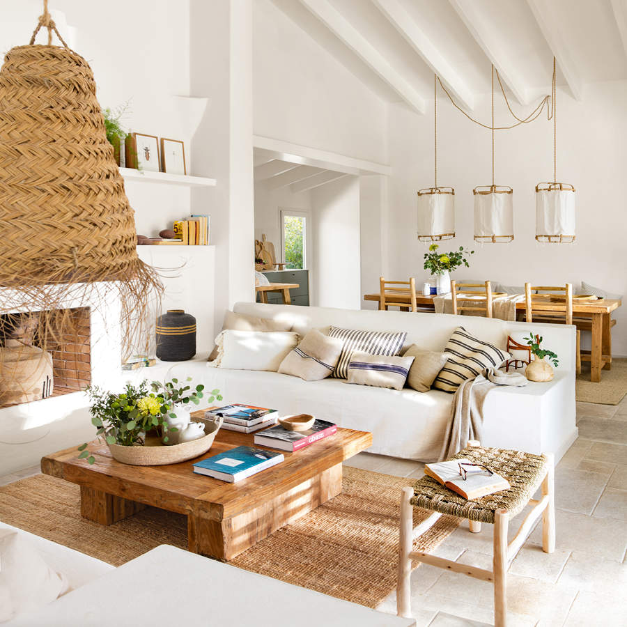Salón blanco con muebles de madera y fibra
