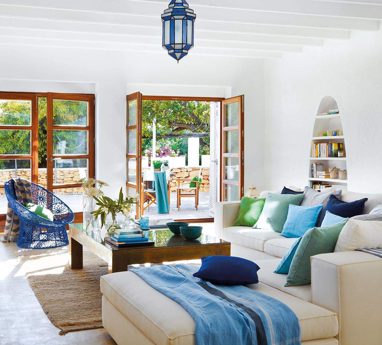 Salón veraniego en blanco con toques de azul y verde.