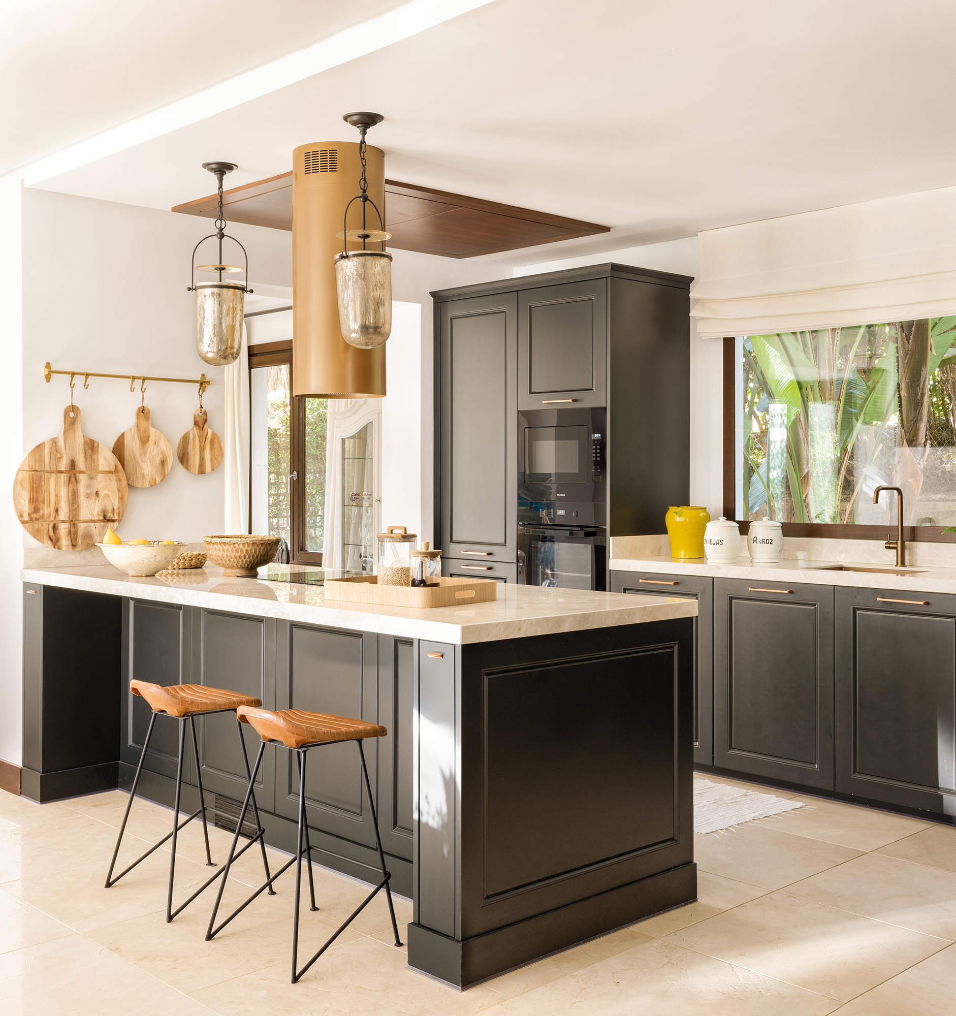 Cocina con muebles en color negro