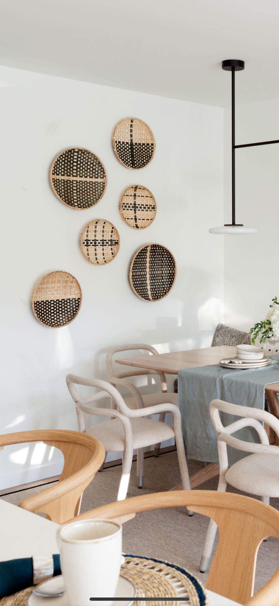 Comedor decorado con bandejas de fibra en pared