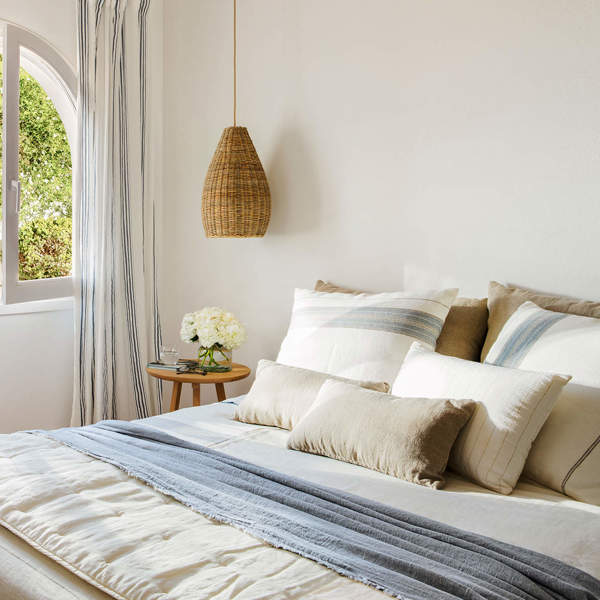 NO a las lámparas en la mesita de noche: 5 ideas y alternativas más modernas y estilosas para dormitorios pequeños