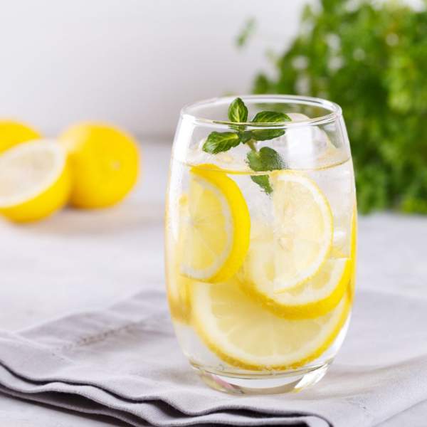 ¿Qué pasa si tomo agua con limón todos los días? Revelamos cómo y cuándo tomarla