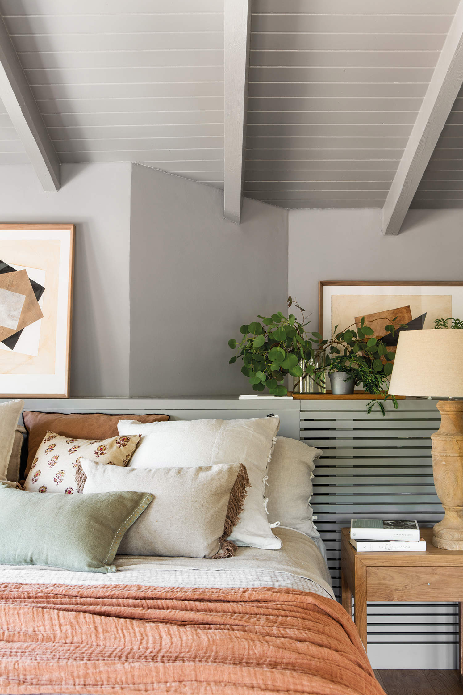 Dormitorio rústico gris con cabecero a medida y lámpara de madera