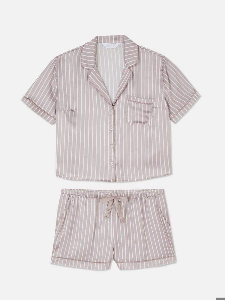 Pijama corto con cordón y camisa.