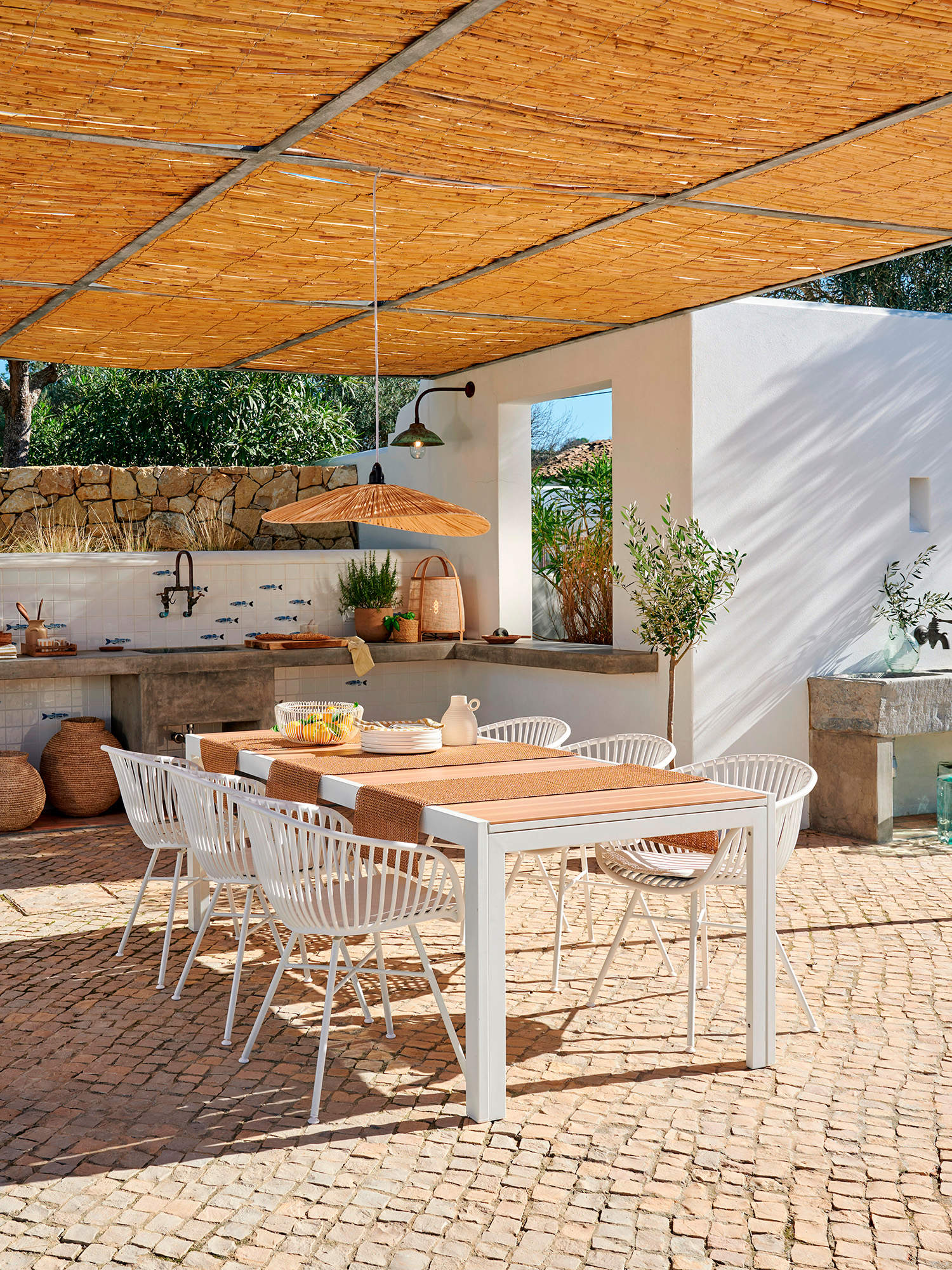 terraza en blanco y madera Casa Shops