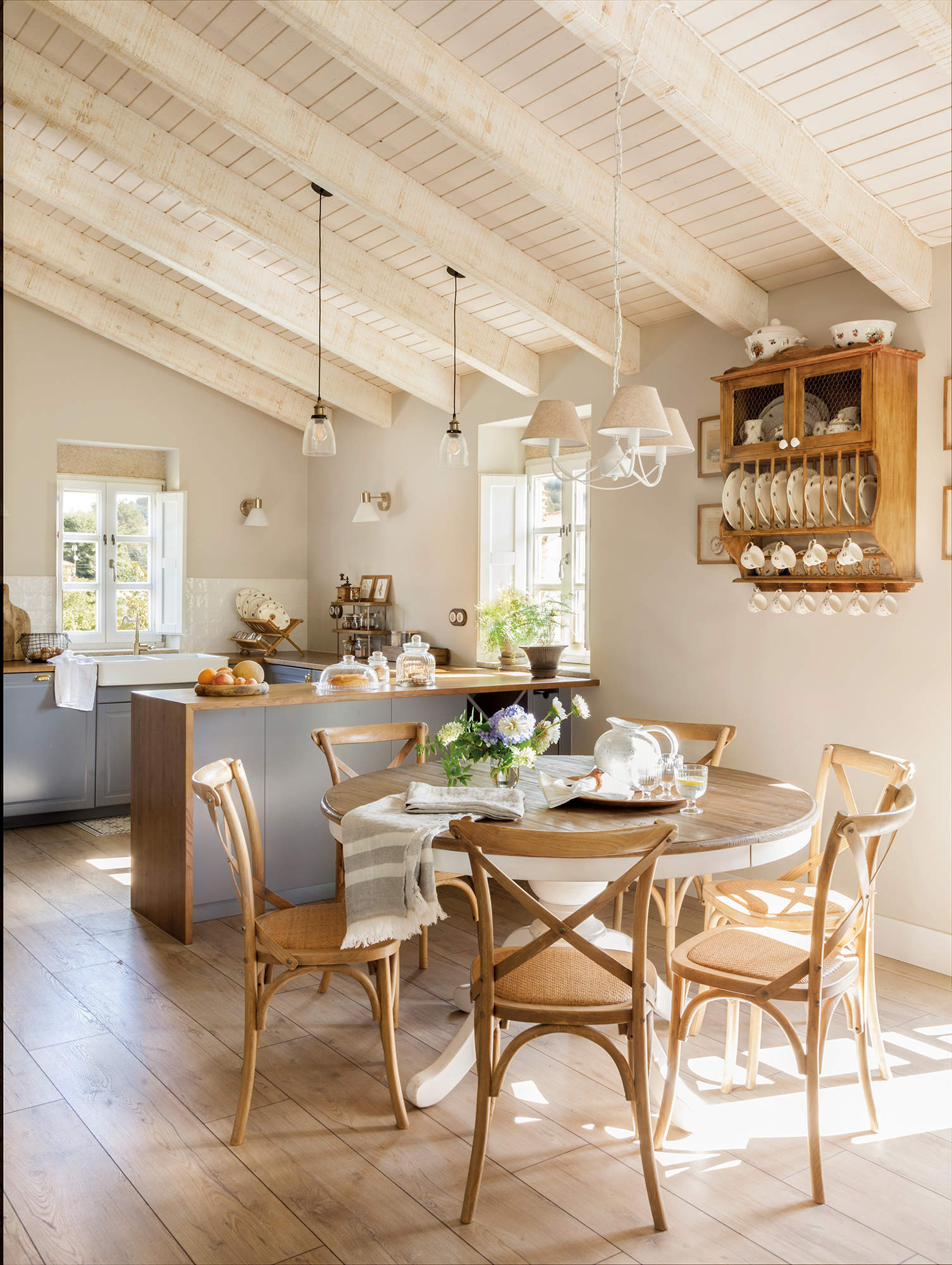 Cocina abierta al comedor con platero de madera antiguo