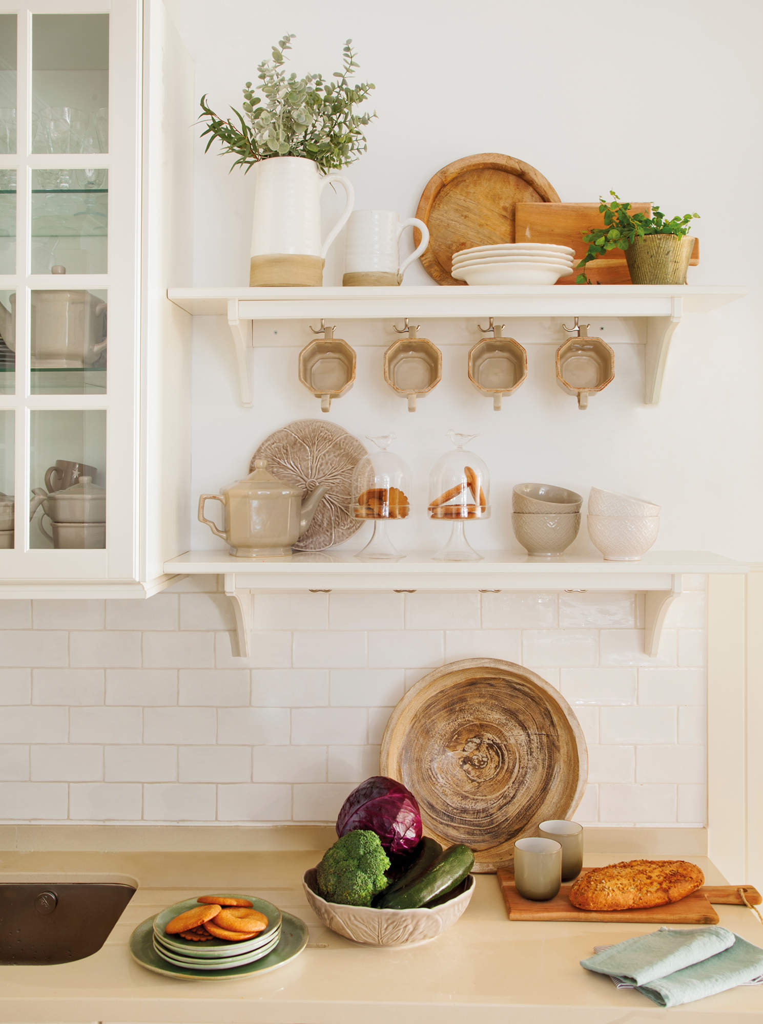 Detalle de estantes blancos en cocina moderna