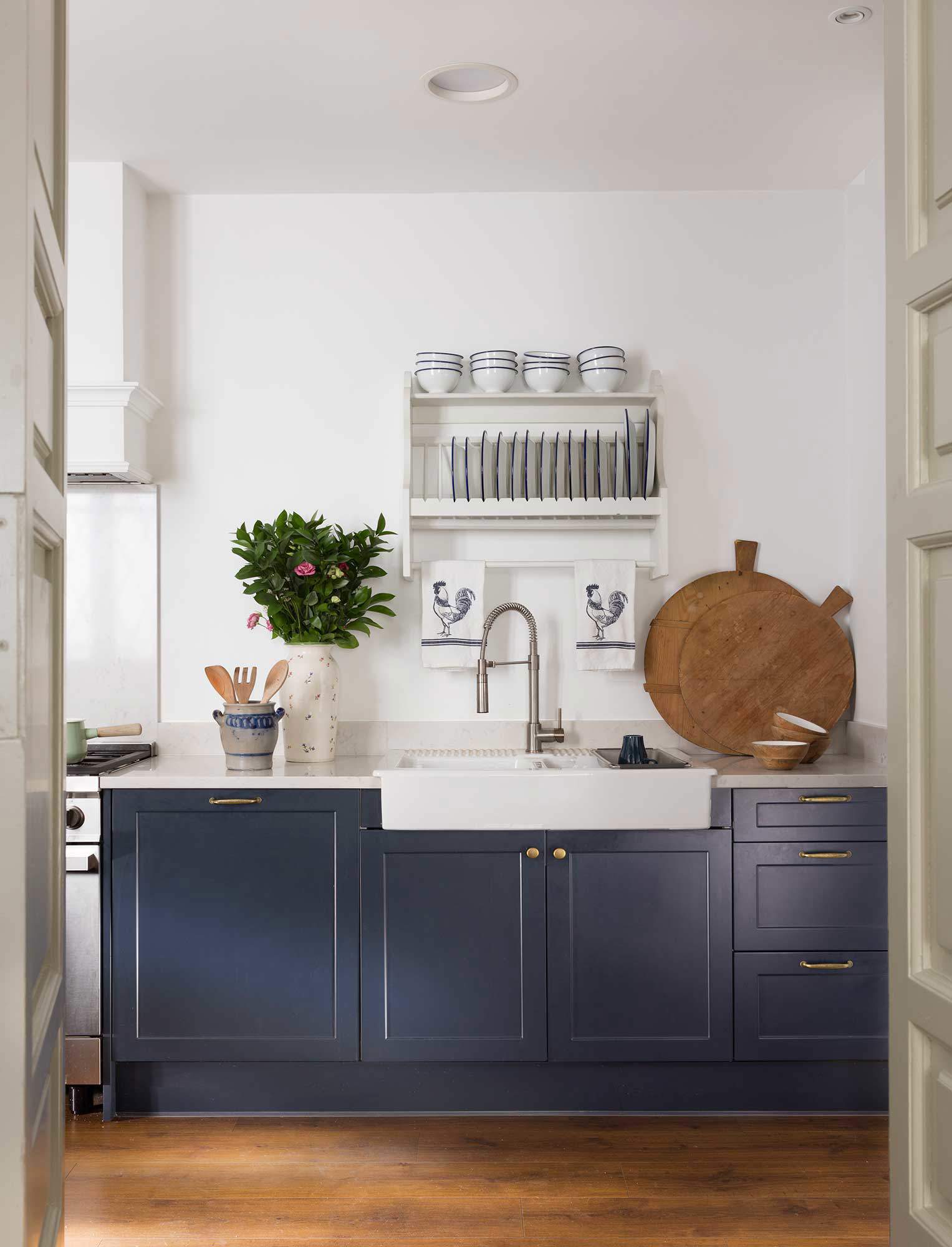 Cocina con muebles en gris y platero escurridor lacado en blanco sobre el fregadero