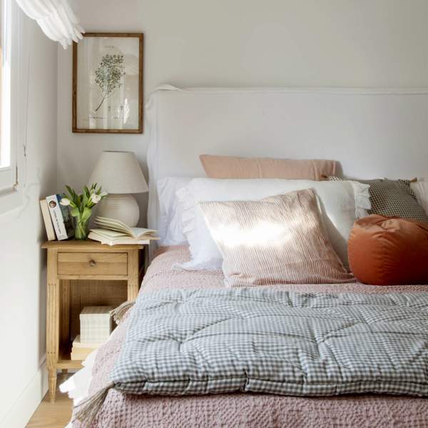 dormitorio con cabecero de lino blanco y mesita de madera 00546364 O