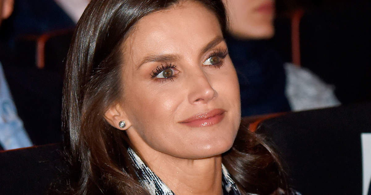 This flat stomach effect dress worn by Queen Letizia has us obsessed and is the favorite of French women