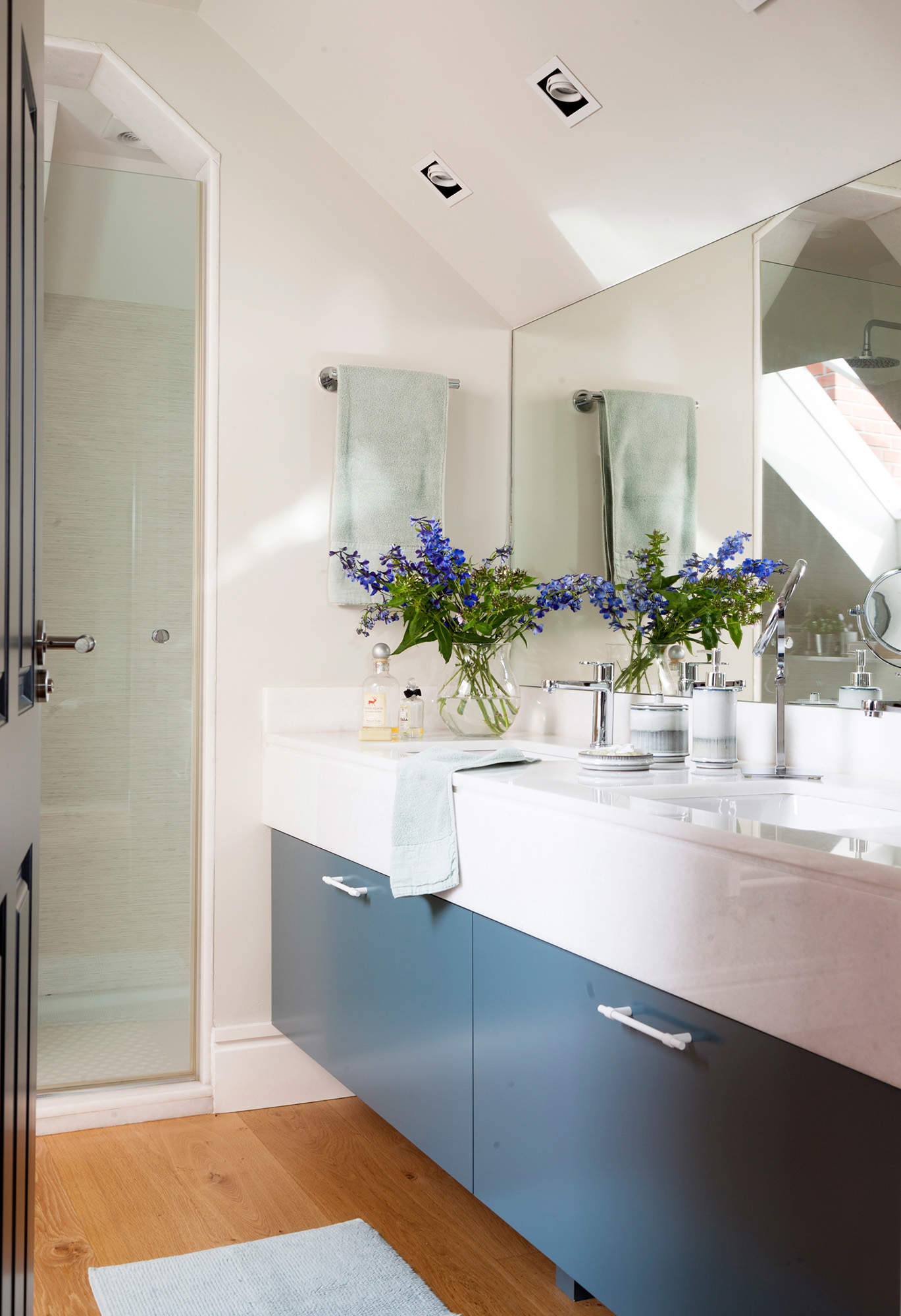 Baño con mueble de lavabo en color azul