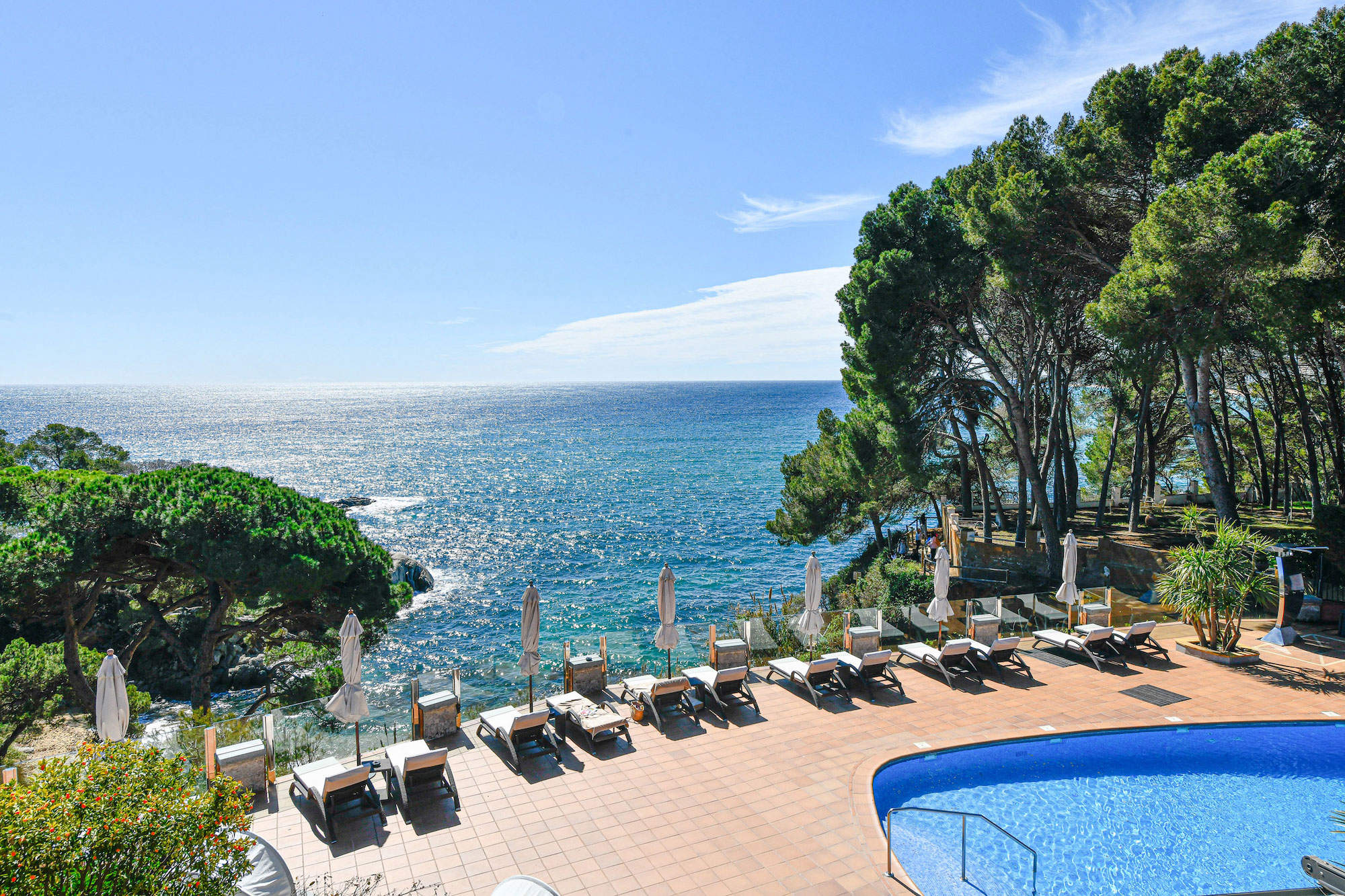 Las espectaculares vistas desde la piscina exterior del Hotel Cala del Pi Beach Retreat