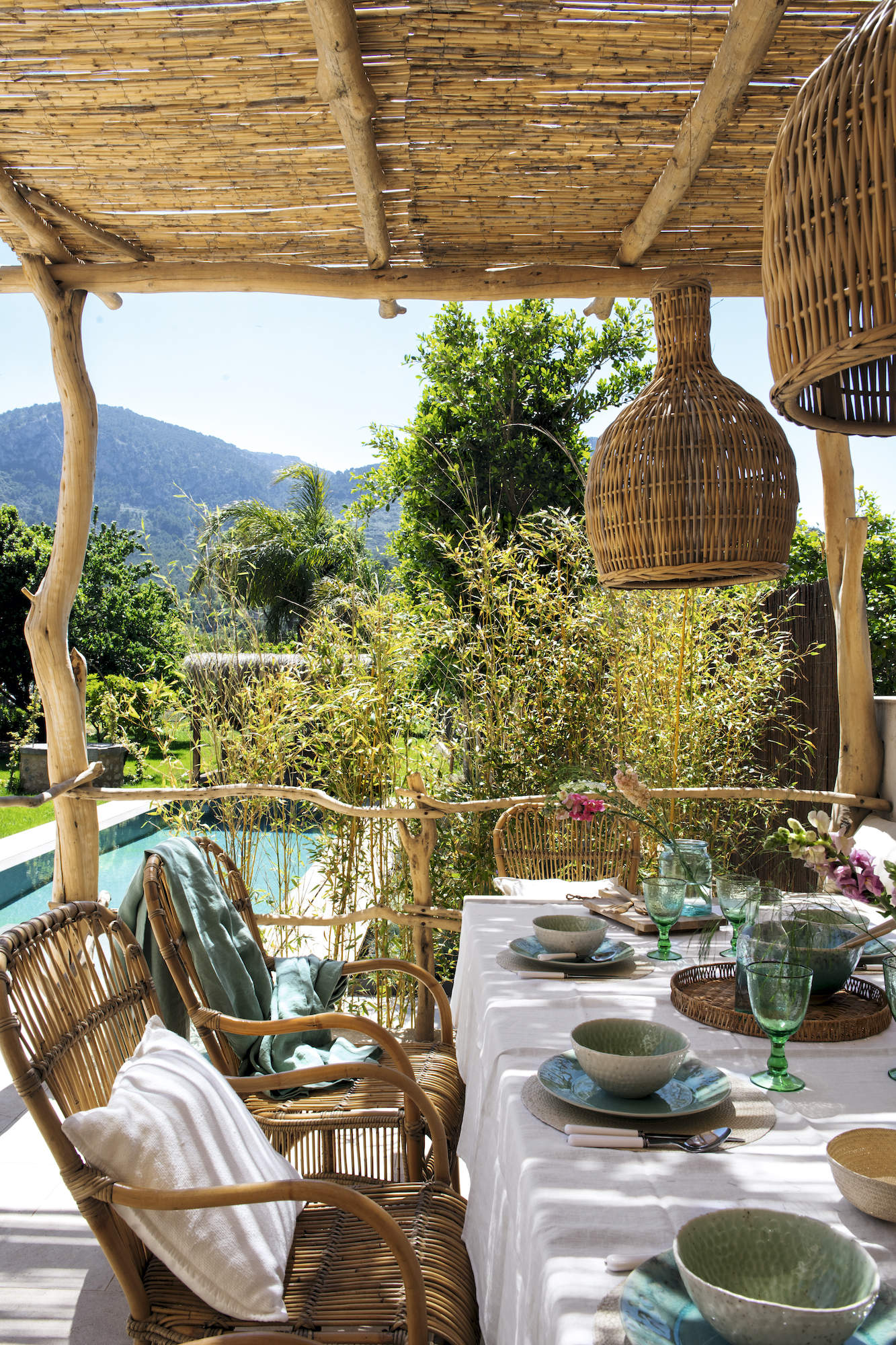 Comedor bajo porche de paja o cañizo