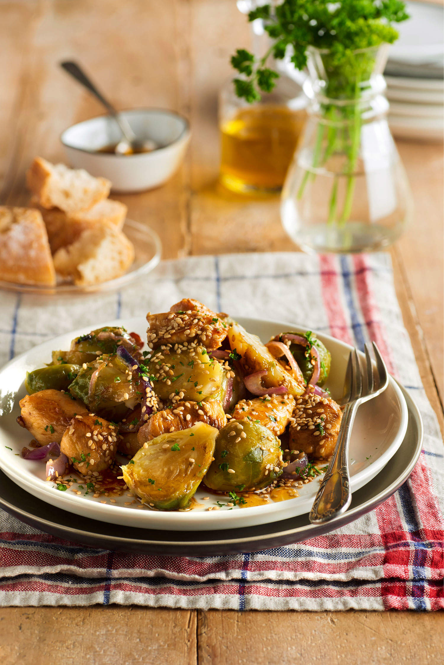 recetas ligeras con pechuga de pollo marinado con coles de Bruselas