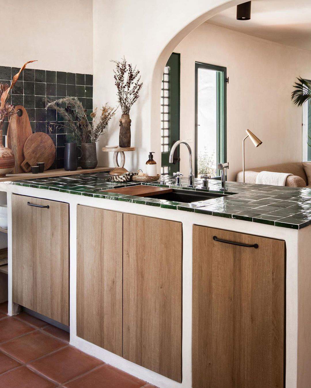 Cocina de estilo español reformada por Bungalowe