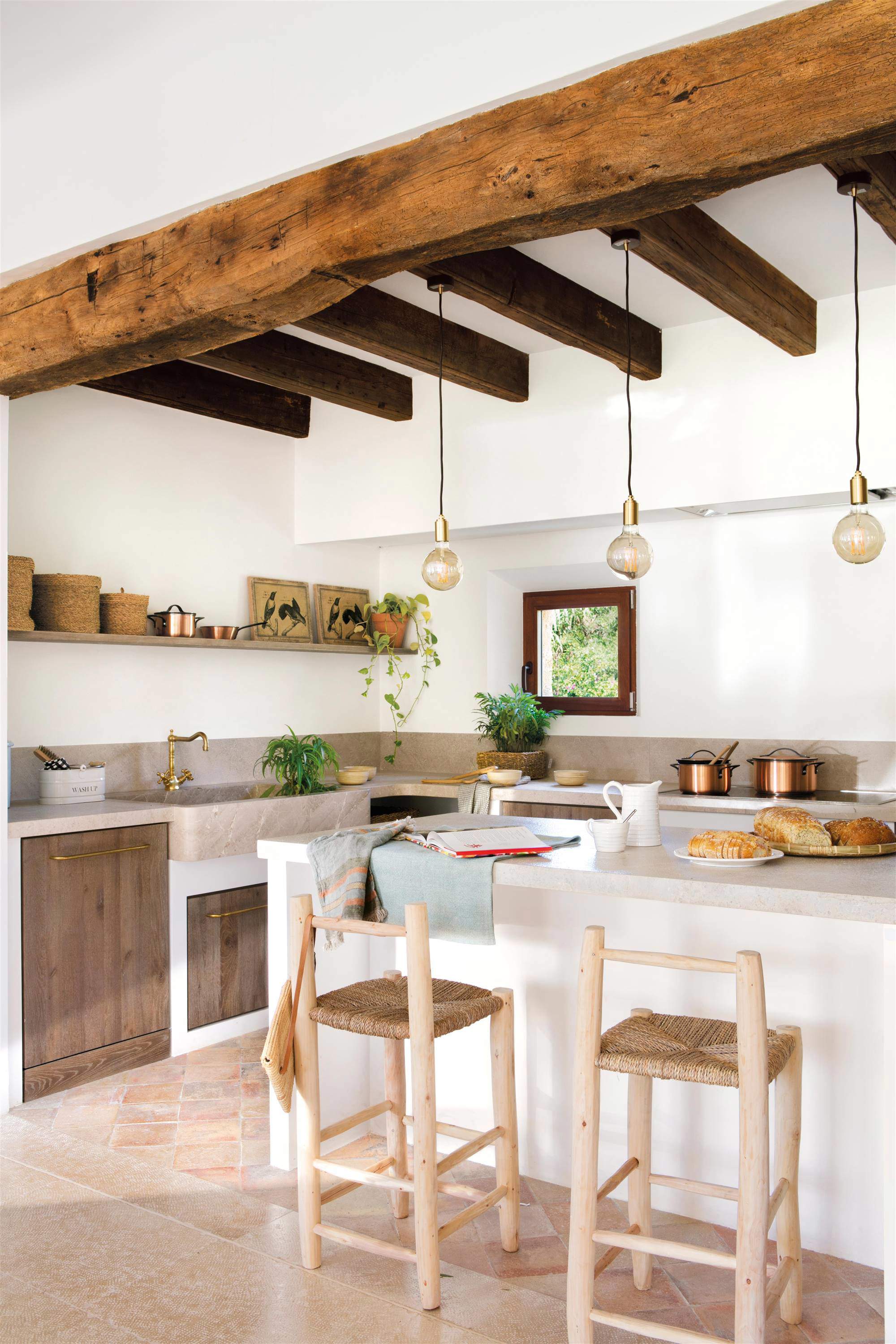 Cocina rústica con muebles de obra e iluminación sencilla