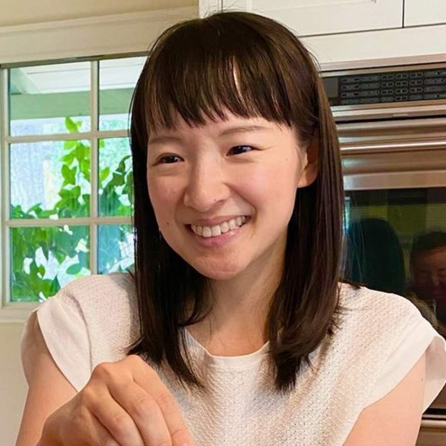 Marie Kondo preparando pan bajo con sus hijos