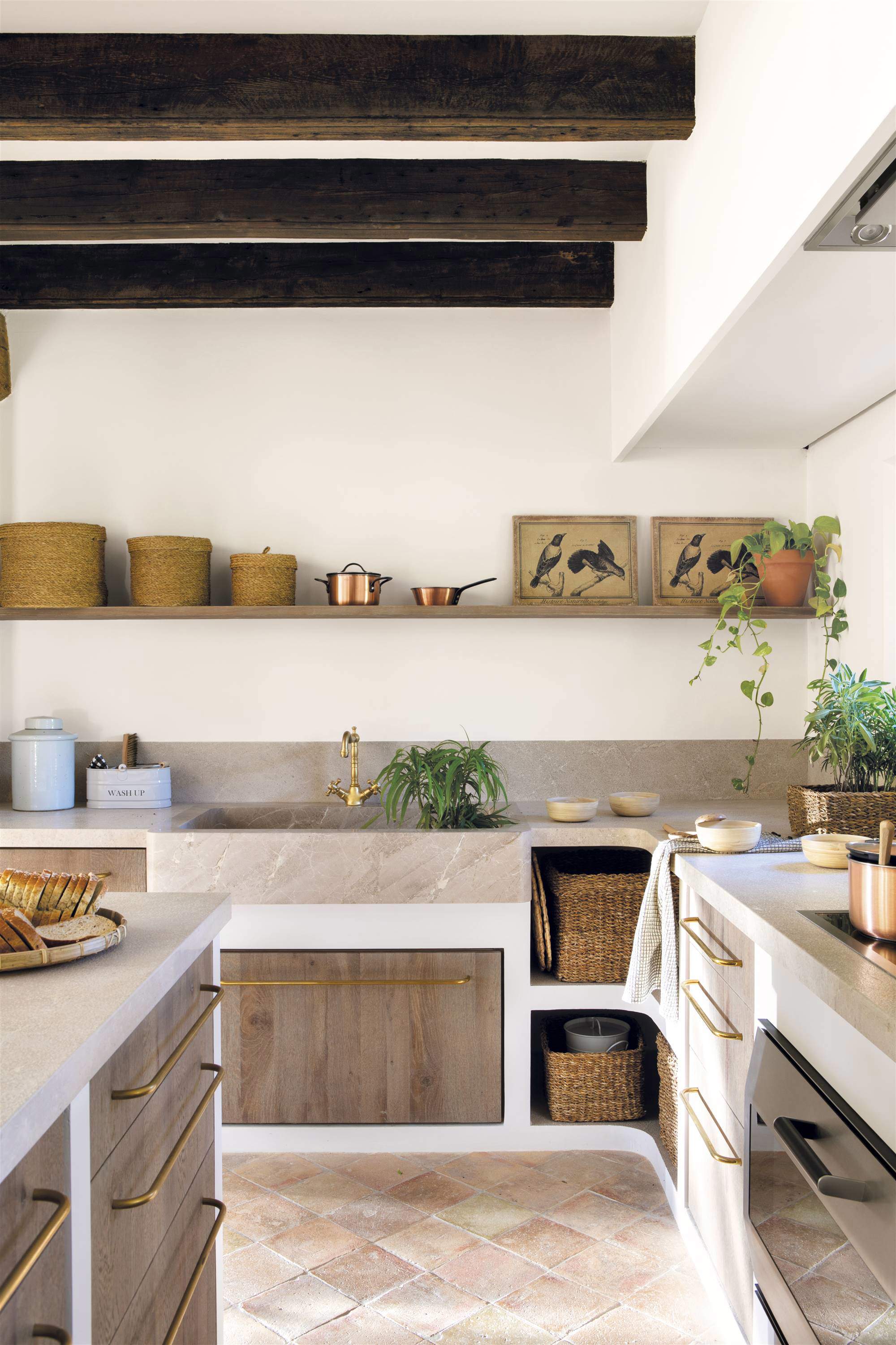 Cocina de estilo tradicional con suelos de barro