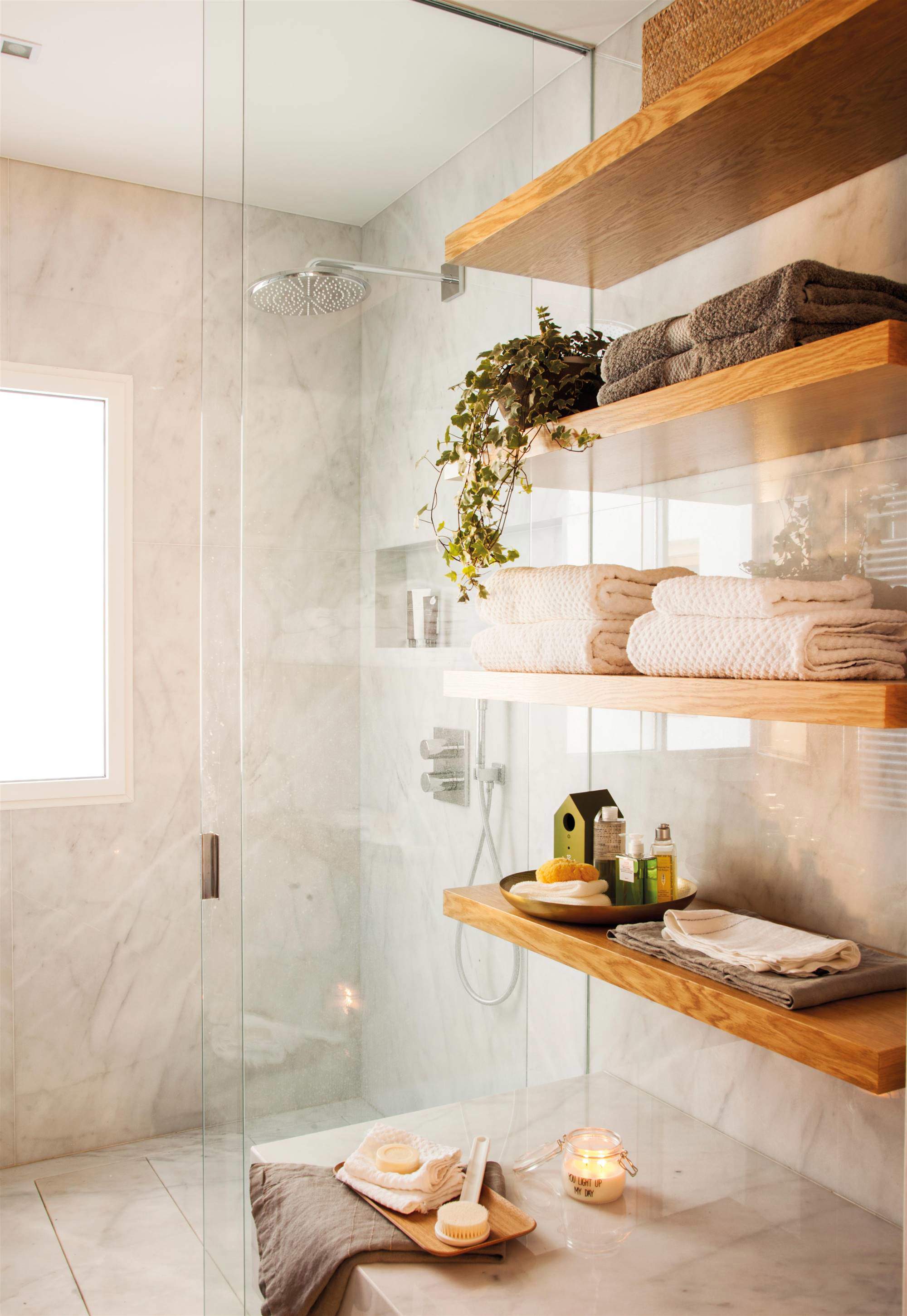 Estantes flotantes de madera en baño