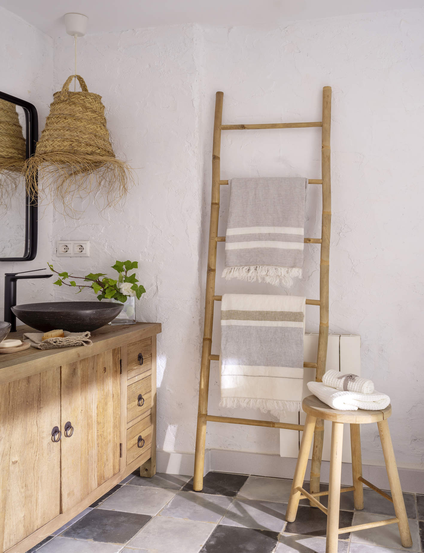 Detalle de baño con escalera de madera y banqueta