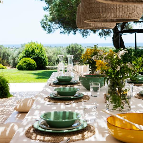 9 ideas de interiorista para decorar la mesa en verano: accesorios naturales, flores, velas y mucho más