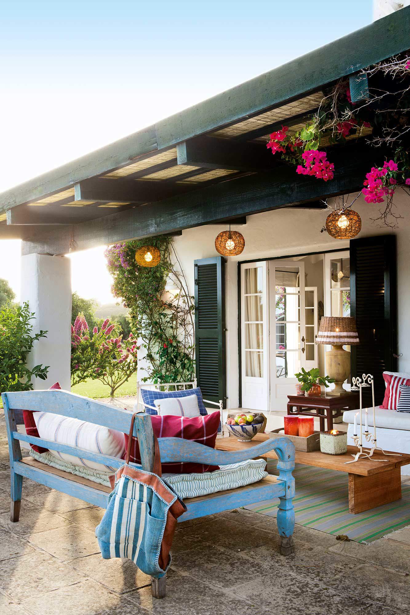 Terraza con vigas pintadas y blanco azul