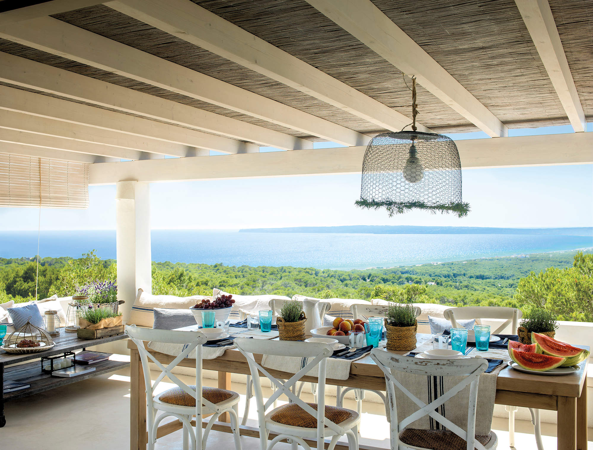 pergola-con-techo-de-canizo-blanco-con-comedor-y-vistas-al-mar 3666887 