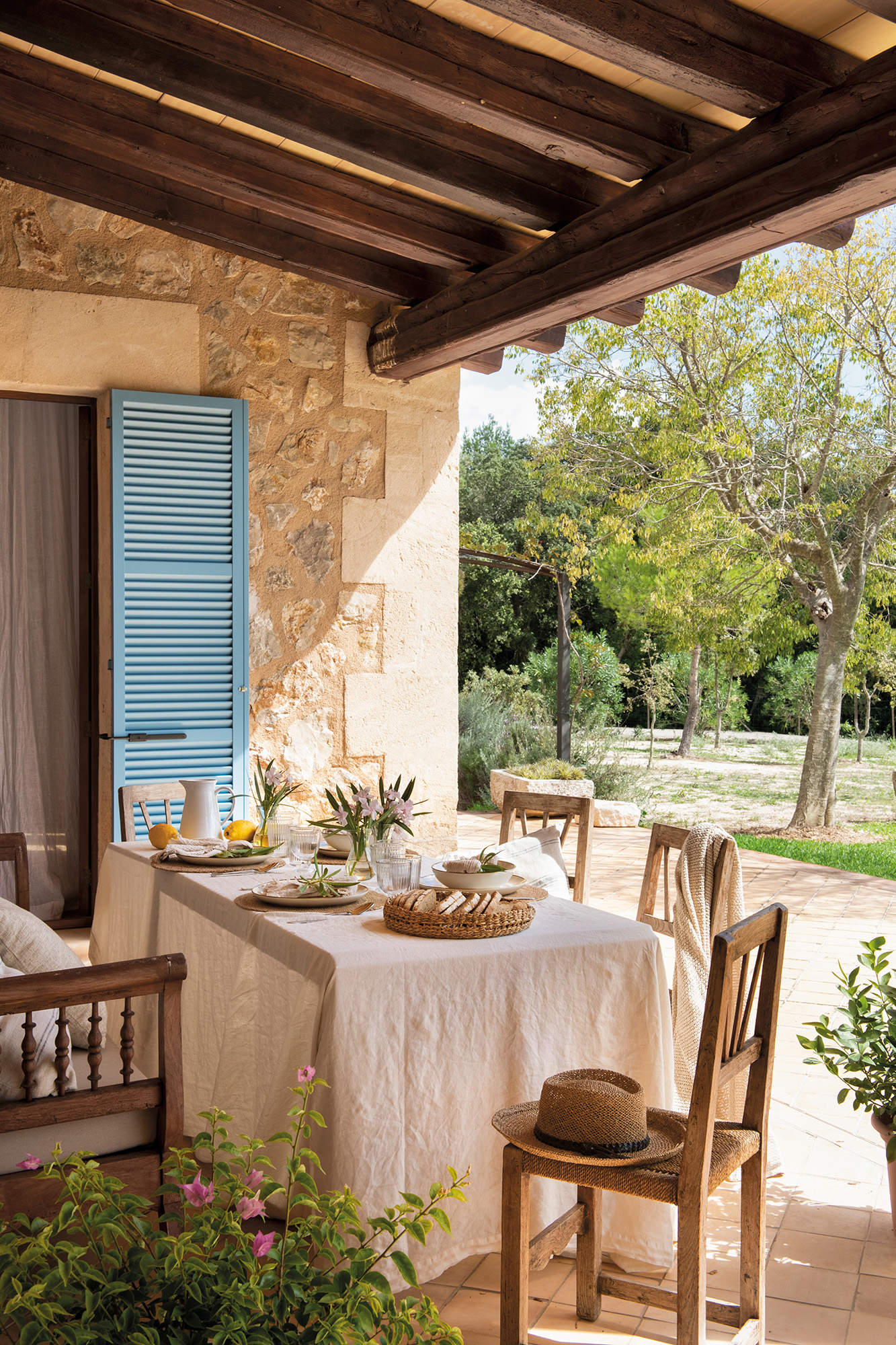 Comedor exterior en el porche del jardín