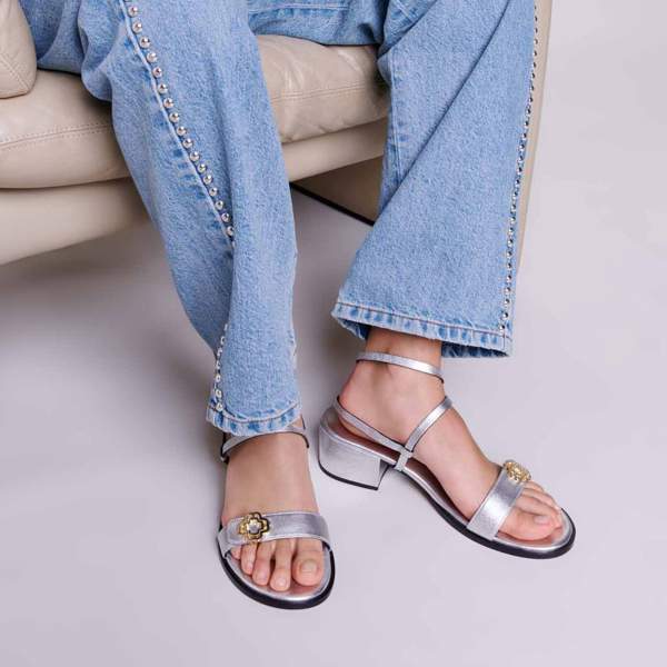 Estas sandalias plateadas de tacón ancho son perfectas para las cenas de verano: las mujeres +60 adoran porque son cómodas, estilosas y estilizan 