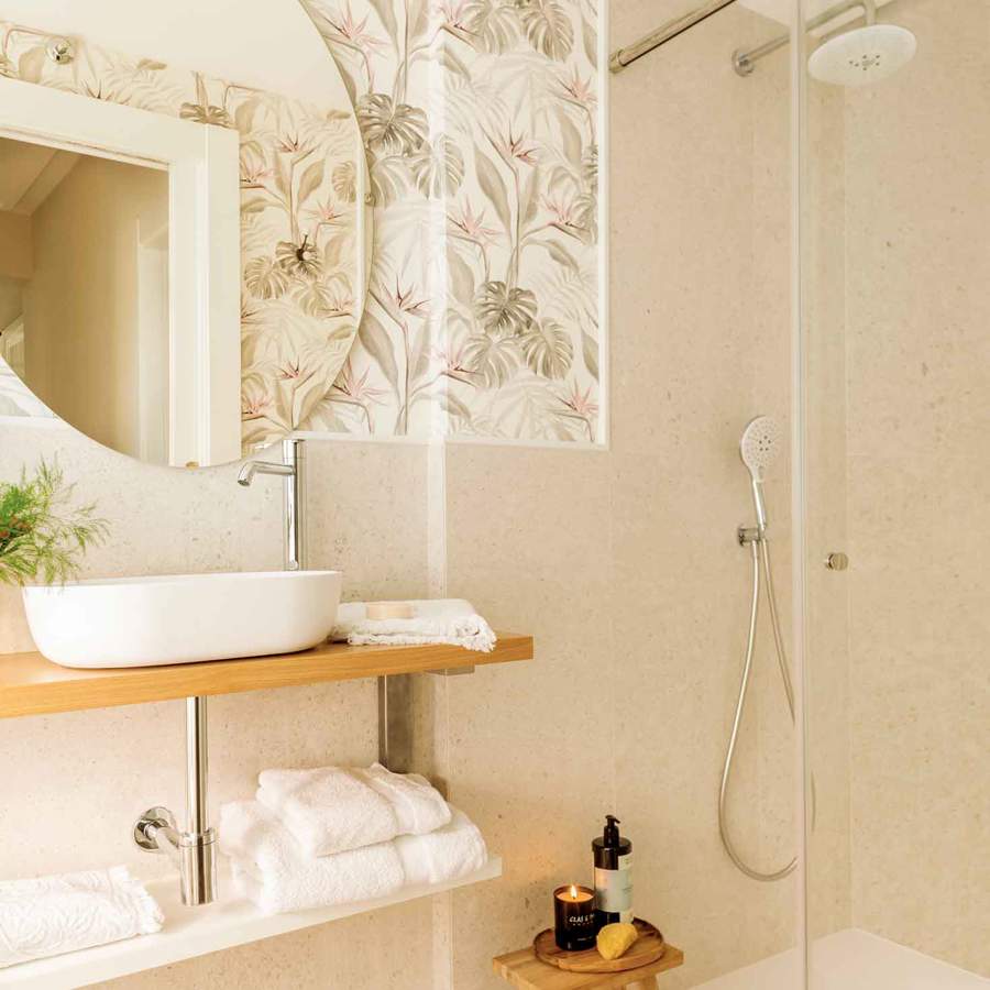 Baño pequeño con papel pintado y balda a modo de mueble bajolavabo