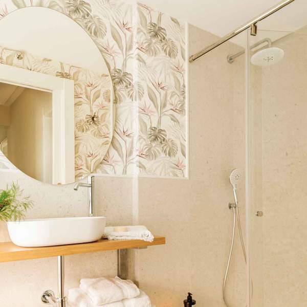 Las mejores estanterías para agrandar el espacio en baños pequeños que además decoran y ponen orden