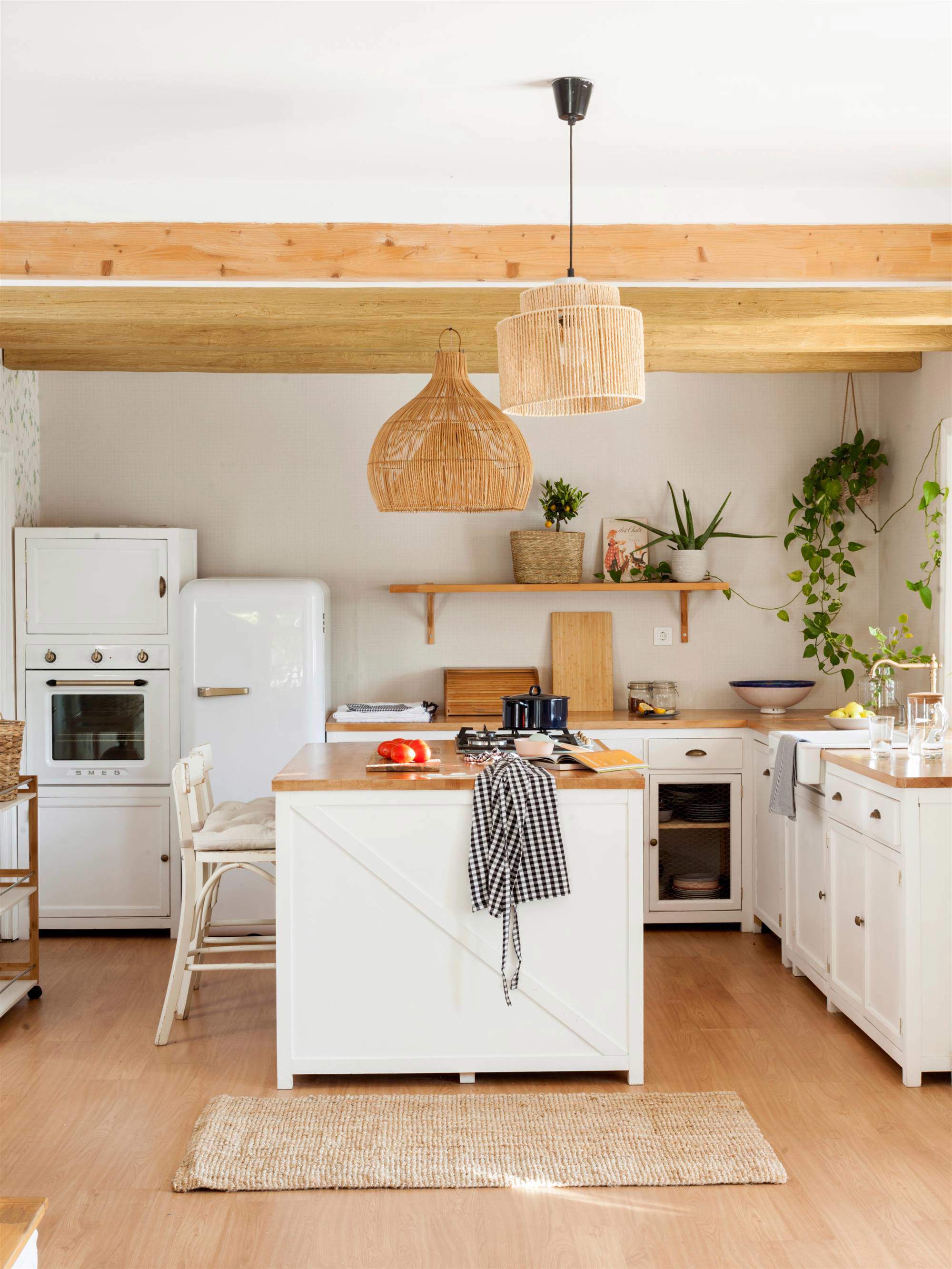 Cocina vintage en blanco y madera