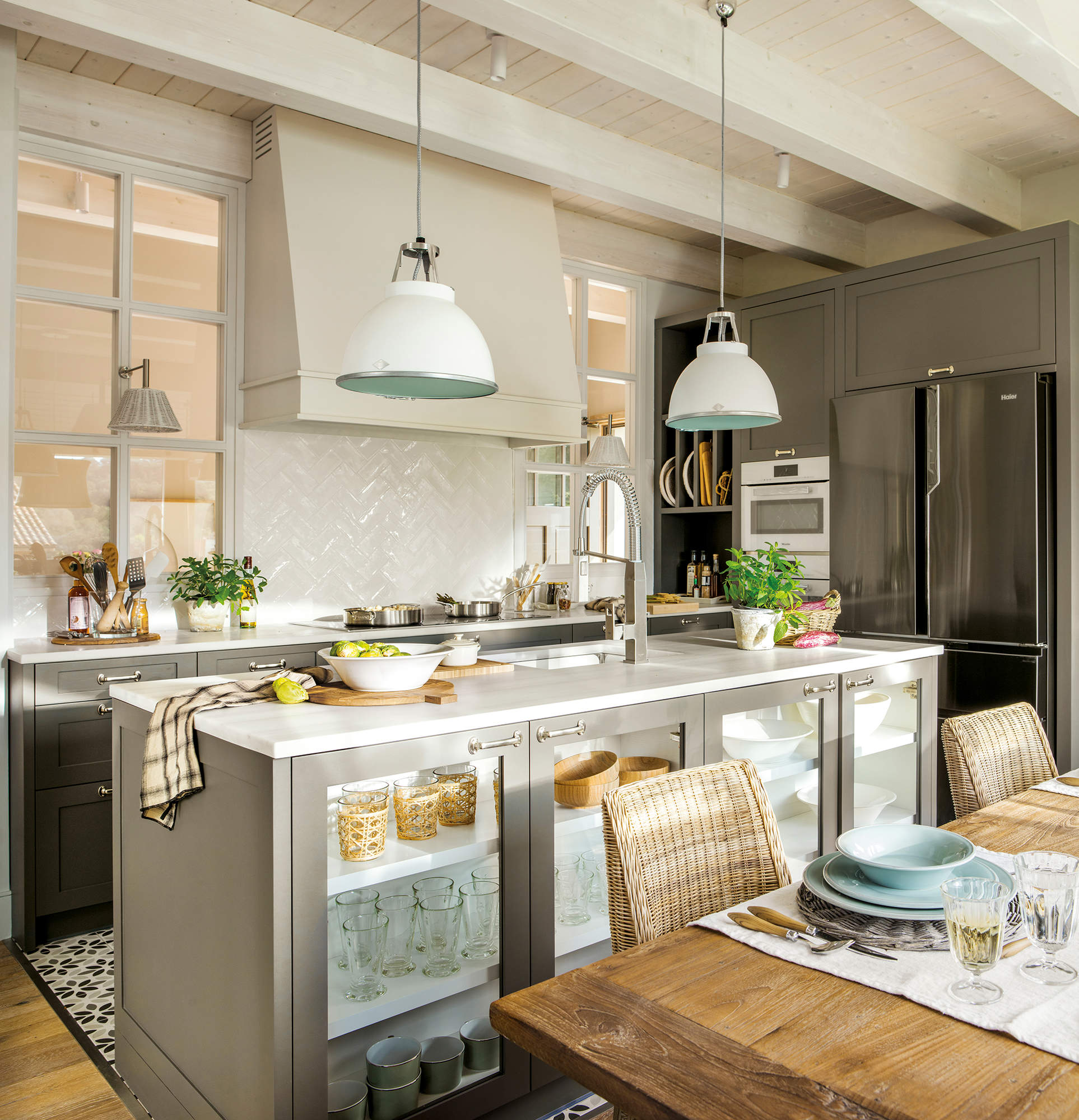 Cocina con muebles en color gris