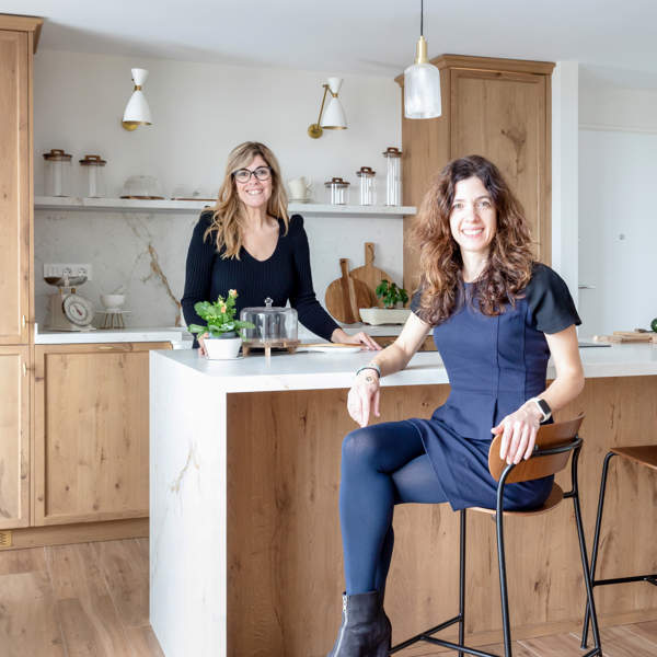 Un piso pequeño (de 72 m2) con cocina abierta y decoración moderna en blanco y madera