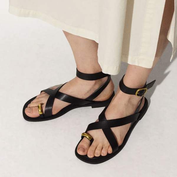 Parfois agotará las 6 sandalias planas más estilosas (a partir de 9,99€): negras, marrones, con toques dorados... perfectas para llevar con vestidos y pantalones de lino