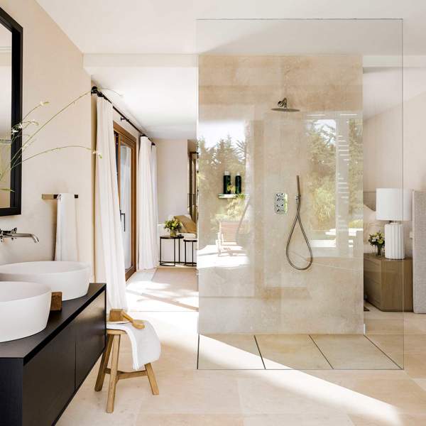 8 mamparas de baño originales que no son las típicas suman estilo: quedan genial en casas modernas